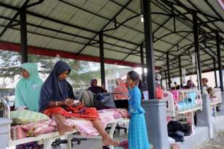 Korban gempa dirawat di lorong RSUD Kabupaten Pidie Jaya, Aceh, Sabtu, (8/12/2016). Gempa bumi berkekuatan 6,5 SR yang berpusat di Pidie Jaya, Aceh pada Rabu lalu ini, mengakibatkan lebih dari 100 orang tewas dan ratusan lainnya luka-luka.