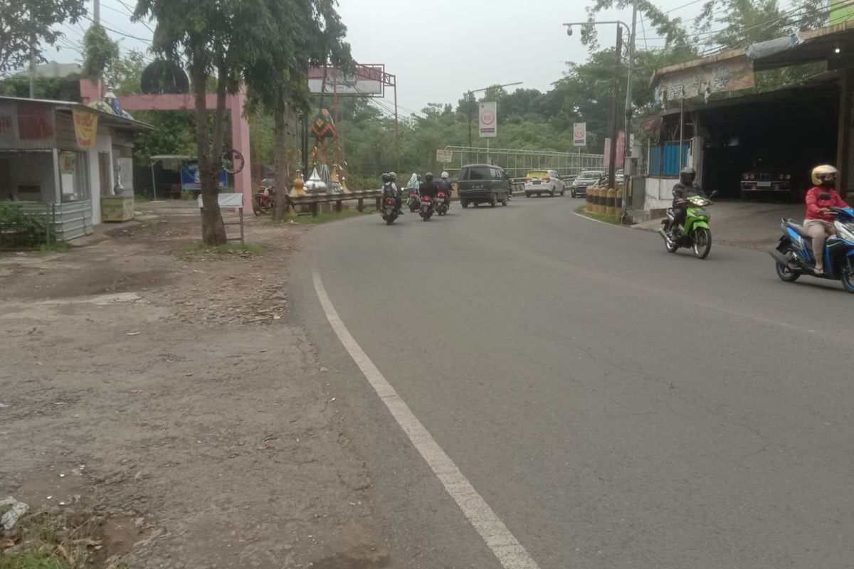 Nasib nahas dialami oleh Dwi Nata Wijayanto (30) yang menjadi korban begal sepeda motor bersama temannya di Jalan Terusan Sulfat atau tepatnya di dekat Jembatan Terusan Sulfat, Kota Malang pada Jumat (11/11/2022).  