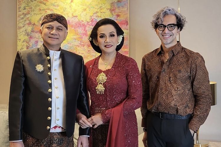 Sri Mulyani selalu tampil berkarisma dalam balutan busana karya Didiet Maulana. Rahasianya bukan sekadar gaya, tapi kenyamanan dan sentuhan wastra.