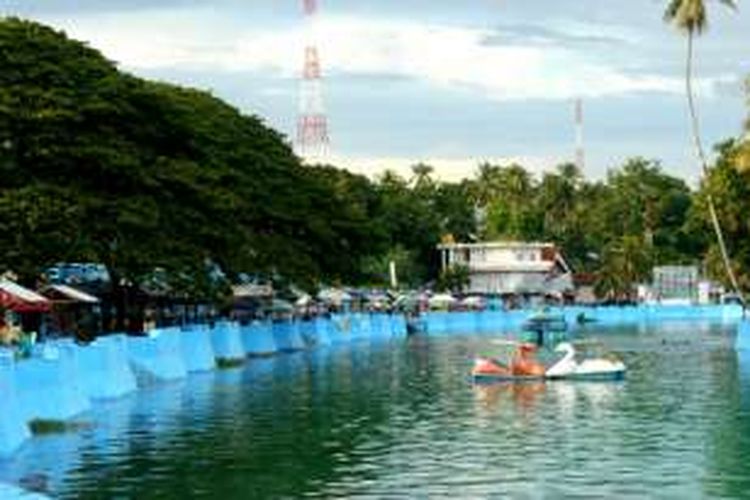 Kali biru yang berada di Desa Banabungi, Kecamatan Pasarwajo, Kabupaten Buton, Sulawesi Tenggara, adalah tempat kongkow anak muda dan masyarakat sekitar.
