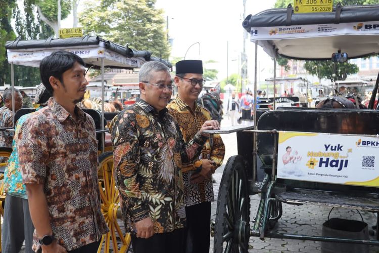 Edukasi menabung haji BPKH menggunakan transportasi tradisional andong di Yogyakarta.