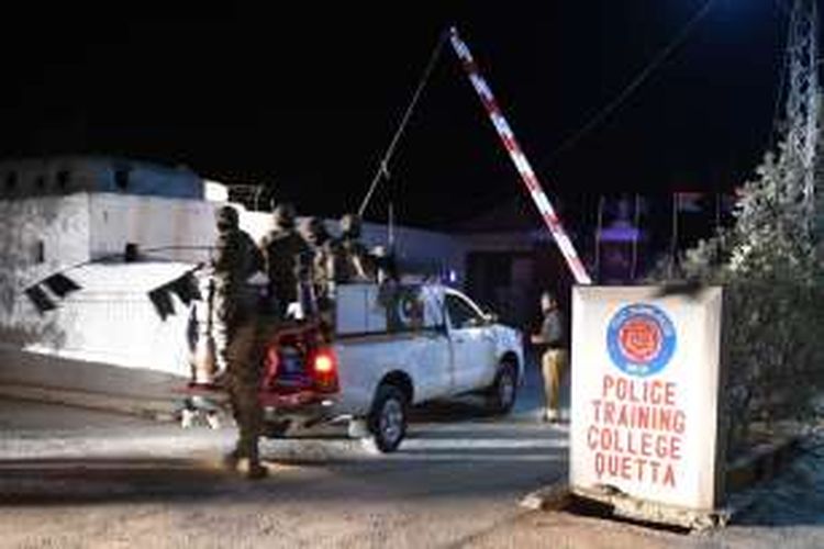 Pasukan angkatan darat Pakistan masuk ke Akademi Kepolisian Baluchistan di Quetta setelah tempat itu diserang sekelompok anggota militan.