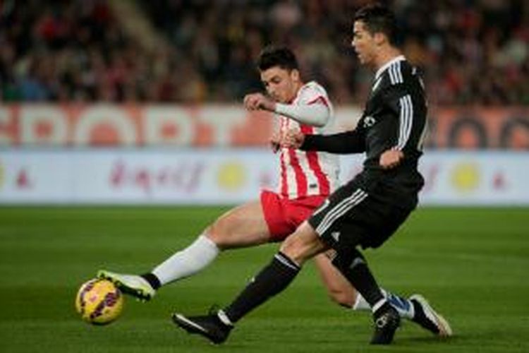 Bomber Real Madrid, Cristiano Ronaldo, saat berupaya melepaskan tendangan ke gawang Almeria pada lanjutan Primera Division di Estadio Mediterraneo, Jumat (12/12/2014).