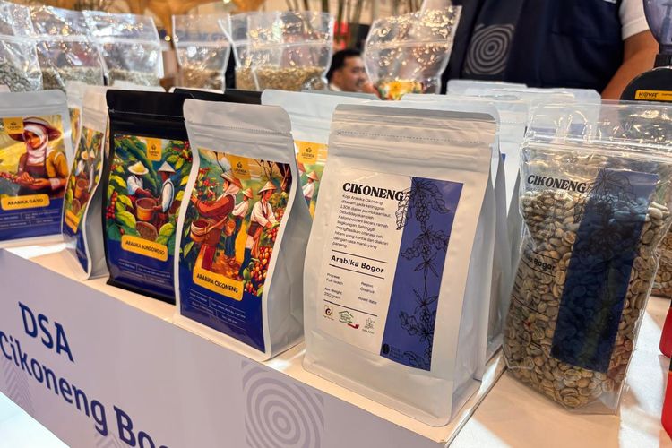 Produk Kopi Cikoneng berasal dari Desa Cikoneng, di booth Astra dalam acara Trade Expo Indonesia 