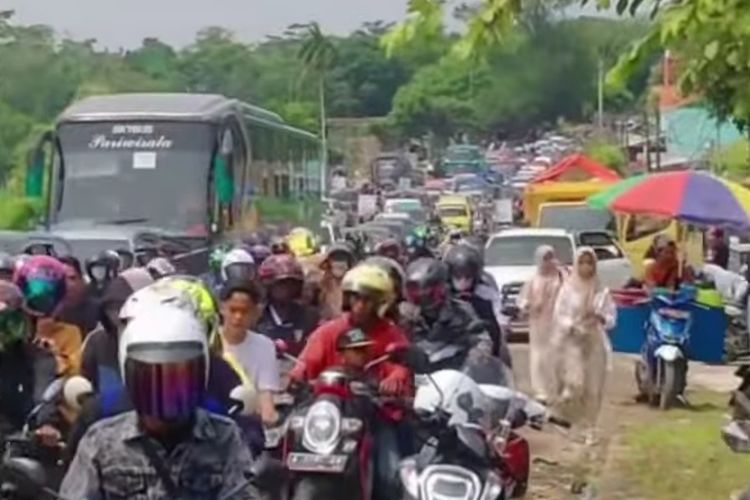 Situasi jalur alternatif ke Pantai Anyer via Palima-Cinangka macet pada Rabu (4/5/2022).