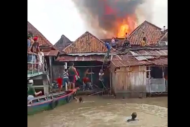 Kebakaran kawasan penduduk yang berada di Lorong Siliwangi, Kelurahan 5 Ulu, Kecamatan Seberang Ulu 1, Palembang, Sumatera Selatan, Sabtu (1/4/2023).