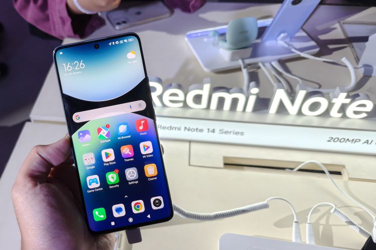 Semua model Redmi Note 14 Series memiliki kamera utama dengan resolusi yang sama yaitu 108 MP untuk Redmi Note 14 4G dan 5G, serta 200 MP untuk Redmi Note 14 Pro 5G dan Pro Plus 5G. 
Namun, Xiaomi memberikan peningkatan mulai dari kamera utama Redmi Note 14 5G, yaitu dengan ditambahkannya fitur penstabil gambar optis (Optical Image Stabilization/OIS). 