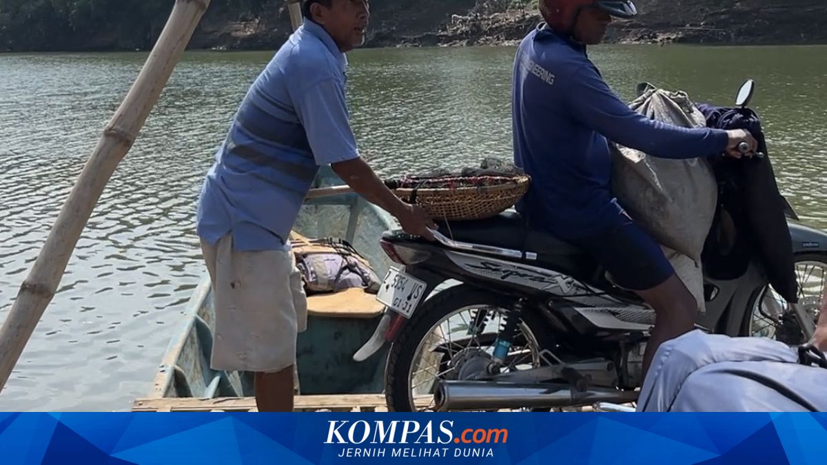 BBM Makin Mahal, Warga Pangandaran Pilih Menyeberang Pakai Rakit Bambu ke Cilacap