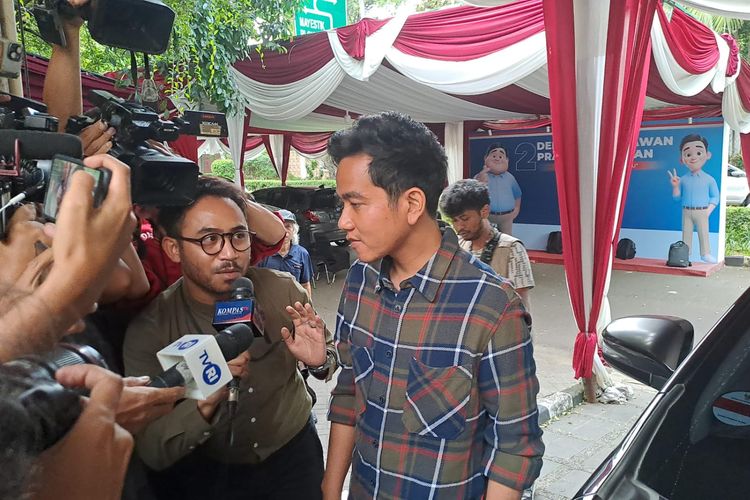 Cawapres nomor urut 2 Gibran Rakabuming Raka di rumah Prabowo Subianto, Jalan Kertanegara, Jakarta Selatan, Jumat (23/2/2024). 