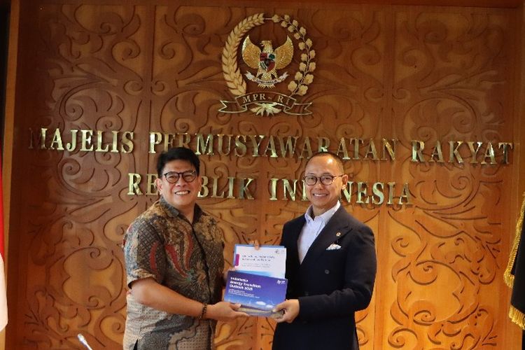 CEO IESR Fabby Tumiwa saat audiensi dengan Wakil Ketua MPR Eddy Soeparno di Gedung DPR/MPR, Jakarta, 11 Agustus 2025.