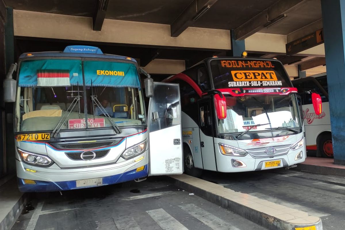 Bus AKAP di terminal Tirtonadi Solo, Jawa Tengah