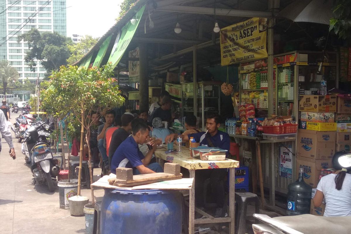 Lokasi pedagang kaki lima (PKL) di Jalan Denpasar, Setiabudi, Jakarta Selatan, Selasa (23/10/2018).