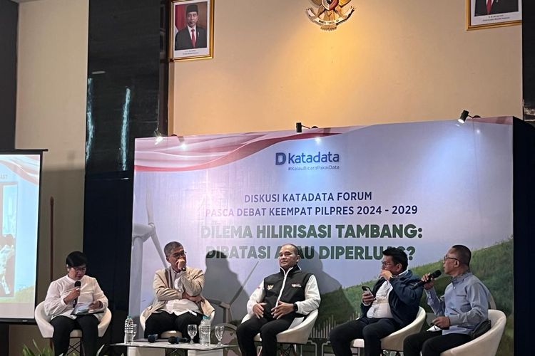 Diskusi Katadata Forum: 'Dilema Hilirisasi Tambang: Dibatasi atau Diperluas?' di Hotel Aone, Jakarta, Kamis (25/1/2024).