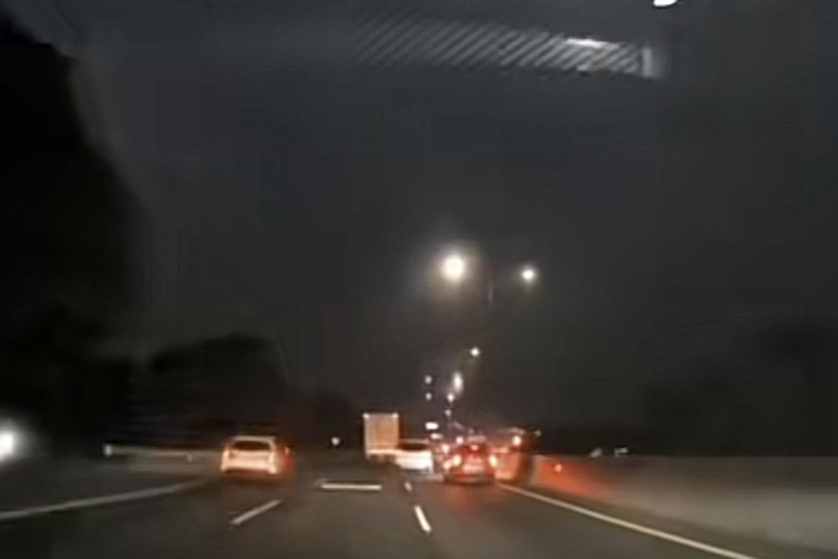 Tabrak lari terjadi di Tol Sidoarjo arah ke Waru, Kamis (13/6/2024).