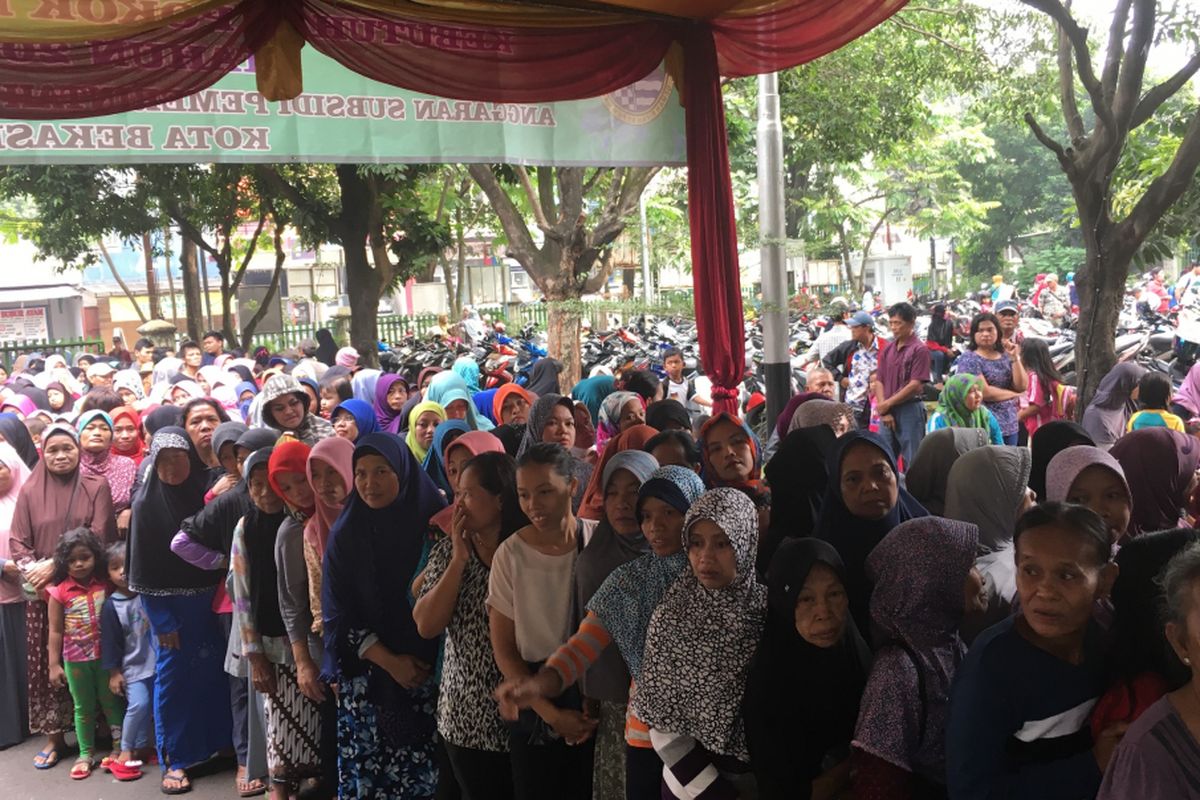 Warga Jatisampurna Kota Bekasi antri membeli sembako murah di operasi pasar bersubsidi yang diadakan Pemprov Jabar dan Bulog Jabar di Kantor Kecamatan Jatisampurna, Kota Bekasi, Selasa (13/6/2017). 