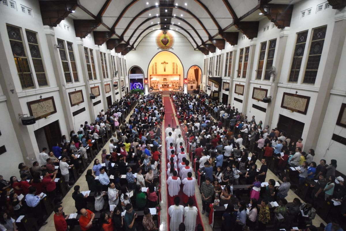 Misa Natal di Gereja Katedral Hati Kudus Yesus Surabaya, Jawa Timur, Minggu (24/12/2017). Perayaan Natal yang diikuti sekitar 4.000 orang di gereja tersebut bertemakan Hendaknya Damai Sejahtera Kristus Memerintah Dalam Hatimu.