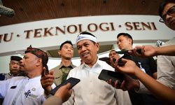 Dedi Mulyadi Bantu Keluarga Korban Pembunuhan Oknum Polisi Rp 50 Juta