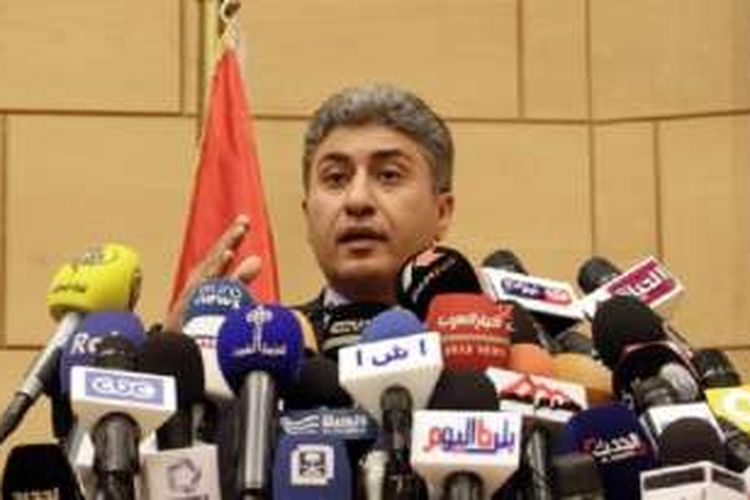 Menteri Penerbangan Mesir, Sherif Fathy, memberikan keterangan kepada pers terkait hilangnya pesawat EgyptAir, Kamis (19/5/2016).
