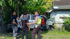 Pecah Ban, Ambulans Pengangkut Jenazah Tabrak Rumah Warga di Jembrana