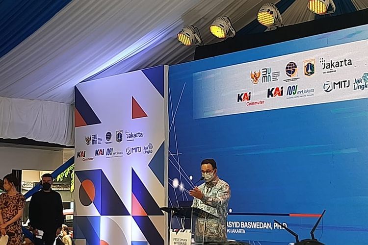 Gubernur DKI Jakarta, Anies Baswedan memberikan sambutan dalam peresmian penataan kawasan Stasiun Tebet, Jakarta Selatan pada Rabu (29/9/2021).