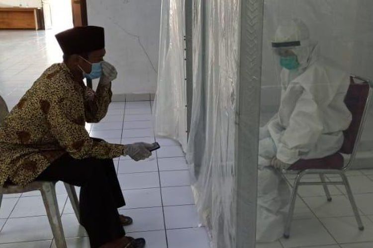 Proses ijab qabul pasien Covid-19 di Pacitan, Jawa Timur, Kamis (24/7/2020).