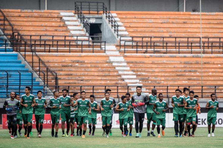 Para pemain Persebaya Surabaya melakukan pemanasan dengan berlari mengelilingi Stadion Gelora Bung Tomo, Surabaya, Rabu (17/10/2018).