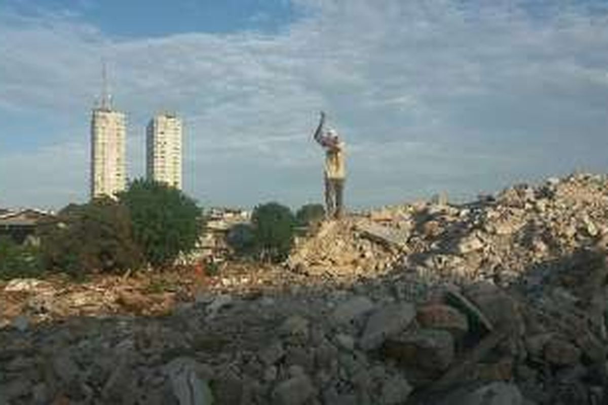 Seorang pengumpul barang bekas berusaha memisahkan batangan besi yang menyatu dengan puing bangunan rumah warga di Kalijodo Jakarta, Kamis (3/3/2016). Nantinya, lahan ini akan dibuat menjadi taman berkonsep ruang publik terpadu ramah anak (RPTRA).
