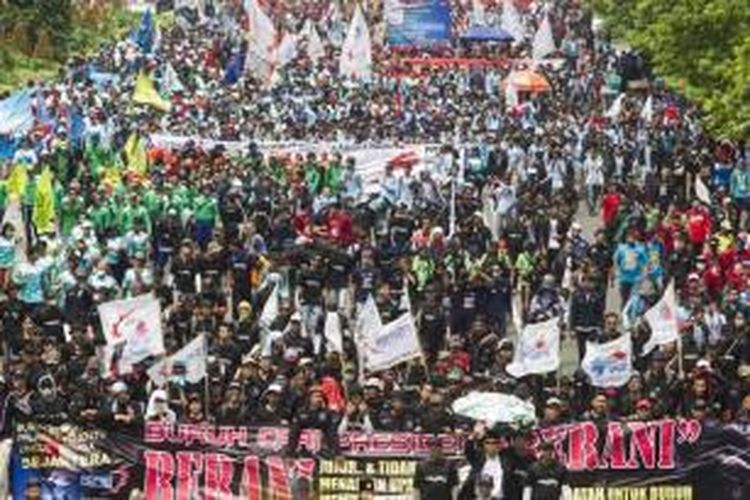 Ribuan buruh melakukan long march memperingati Hari Buruh Internasional di sekitar Jalan Sudirman, Jakarta, Kamis (1/5/2014) Pada peringatan kali ini, buruh kembali menuntut kenaikan upah minimum dan juga penghapusan sistem outsourcing. 