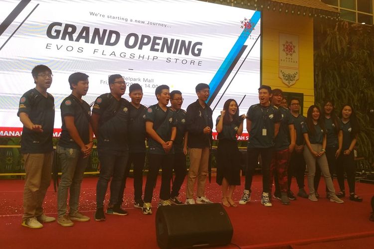 Acara pembukaan flagship store ini juga diramaikan oleh EVOS Pro Players dan EVOS Fans Club yang sekaligus memanfaatkan momen ini sebagai meet and greet untuk mengenal lebih dekat dengan para Pro Players. 