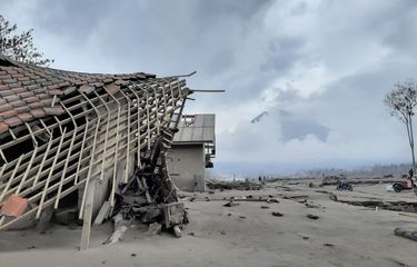 Kondisi Dusun Sumbersari, Kampung Umbulan, Desa Supit Urang, Kecamatan Pronojiwo, Kabupaten Lumajang yang rusah akibat diterjang awan panas guguran Gunung Semeru, Senin (6/12/2021).