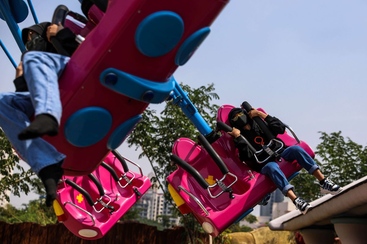 Pengunjung mencoba wahana permainan saat berwisata di Dufan di Ancol Taman Impian, Jakarta Utara, Sabtu (20/6/2020). Pemerintah Provinsi DKI Jakarta membuka empat objek wisata di wilayah Ibu Kota pada fase pertama Pembatasan Sosial Berskala Besar (PSBB) transisi mulai Sabtu ini.