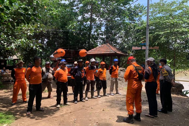 Tim SAR gabungan dalam pencarian balita yang diduga hanyut di Sungai Brantas Kota Kediri, Jawa Timur.