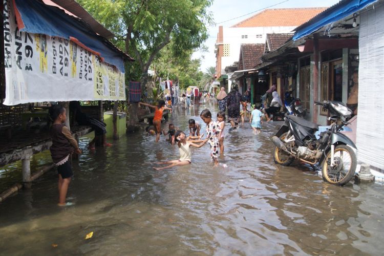 Banjir rob yang melanda Desa Kramat di Kecamatan Bungah, Gresik, Jawa Timur, Kamis (16/6/2022). *** Local Caption *** Banjir rob yang melanda Desa Kramat di Kecamatan Bungah, Gresik, Jawa Timur, Kamis (16/6/2022).