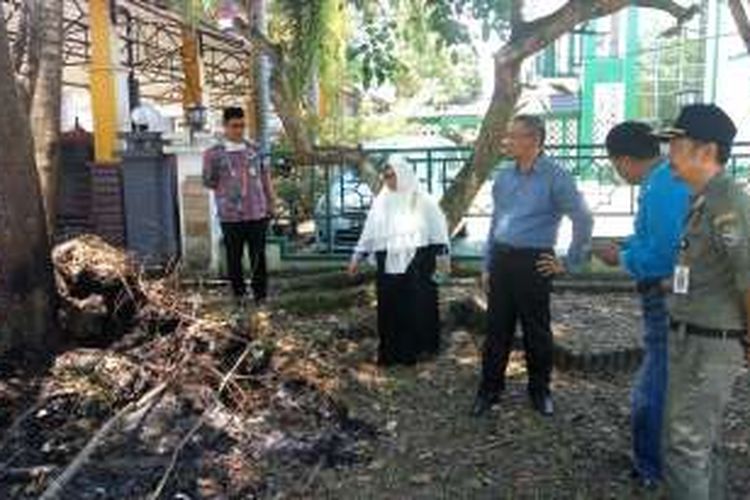 Wali Kota Pontianak, Sutarmidji (tiga dari kanan) saat meninjau lokasi pohon yang sengaja di bakar di halaman Kantor Kementerian Agama Provinsi Kalbar di Jalan Sutan Syahrir, Pontianak (1/10/2016)