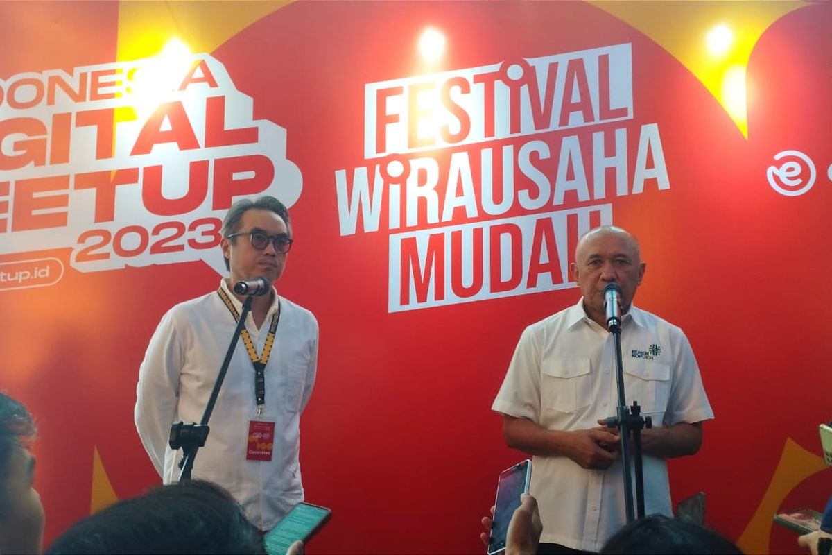 Menteri Koperasi dan UKM Teten Masduki bersama Direktur Utama SEMSCO Indonesia Leonard Theosabrata saat menyampaikan pesan media di depan Exhibition Hall SMESCO Indonesia, Pancoran, Jakarta Selatan pada Kamis (5/10/23).