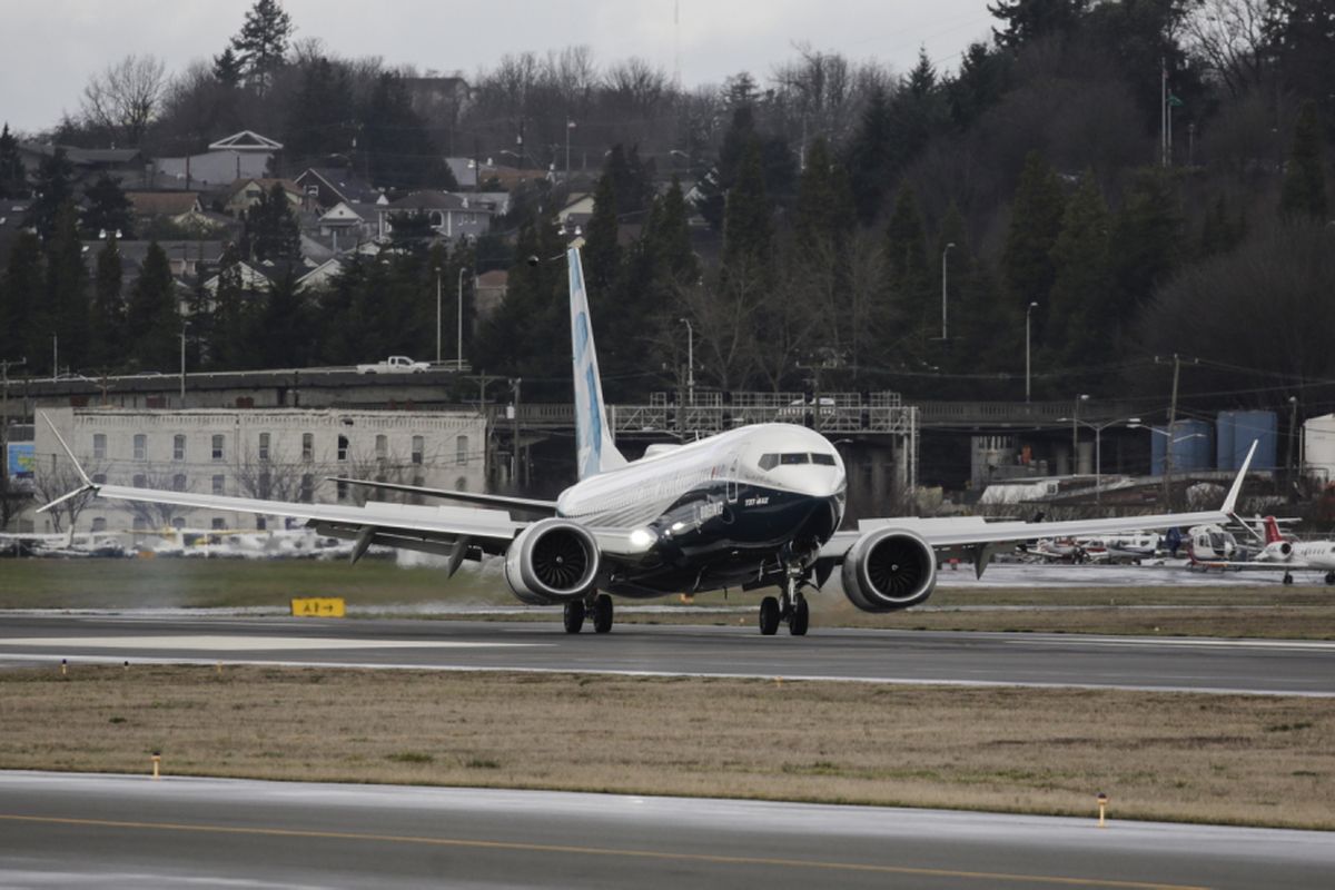Pesawat generasi terbaru Boeing 737 MAX 8 mendarat di Boeing Field seusai menyelesaikan terbang pertamanya di Seattle Washington, Amerika Serikat, 29 Januari 2016. Pesawat ini merupakan seri terbaru dan populer dengan fitur mesin hemat bahan bakar dan desain sayap yang diperbaharui.