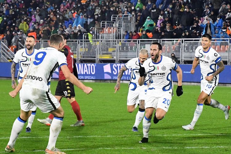 Gelandang Inter Milan Hakan Calhanoglu (kedua dari kanan) melakukan selebrasi bersama rekan setimnya usai mencetak gol pada laga Venezia vs Inter di Stadion The Pier Luigi Penzo di Venesia pada 27 November 2021.