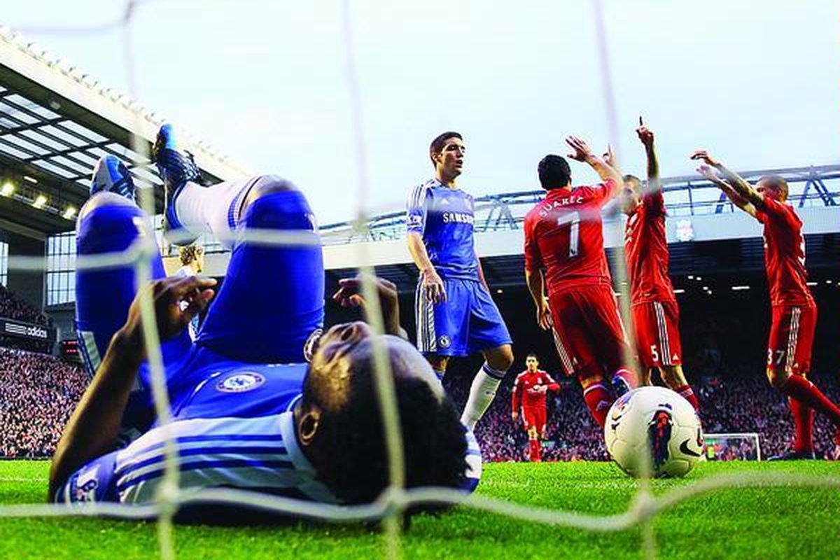 Ryan Bertrand (kaus biru berdiri), pemain Chelsea, menunjukkan rasa frustrasinya, sementara  Daniel Agger (Liverpool) bersama Luis Suarez dan Martin Skrtel bergembira pada lanjutan laga Liga Inggris antara Liverpool dan Chelsea di Stadion Anfield, Selasa (8/5). Pada pertandingan ini, Liverpool menang 4-1.