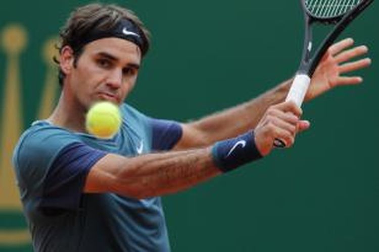 Petenis Swiss Roger Federer mengembalikan bola ke arah petenis Perancis, Jo-Wilfried Tsonga pada perempat final Monte Carlo Masters, Jumat (18/4/2014). Federer menang 2-6, 7-6(6), 6-1,