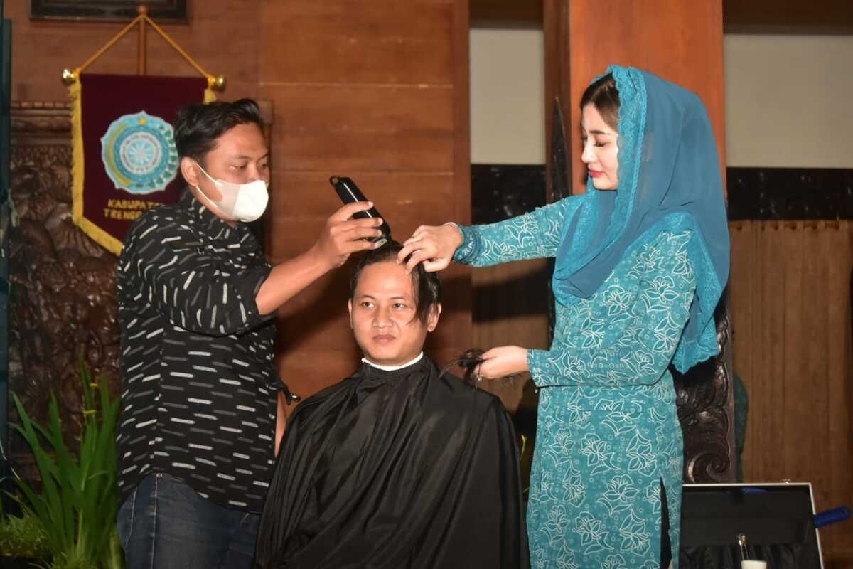 Bupati Trenggalek potong rambut sampai habis, peringati hari kanker se dunia di Pendopo Trenggalek, Senin (20/02/2023).