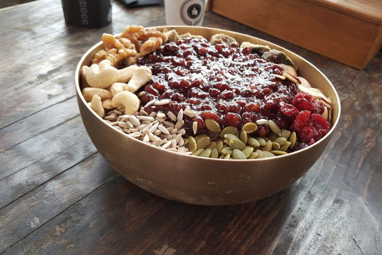 Ilustrasi patbingsu dengan topping utama pasta kacang merah. Patbingsu adalah es serut khas Korea Selatan.