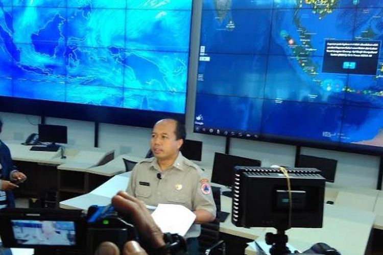 Kepala Pusat Data Informasi dan Humas Badan Nasional Penanggulangan Bencana Sutopo Purwo Nugroho saat memberikan keterangan di Kantor BNPB (29/12/2016). 