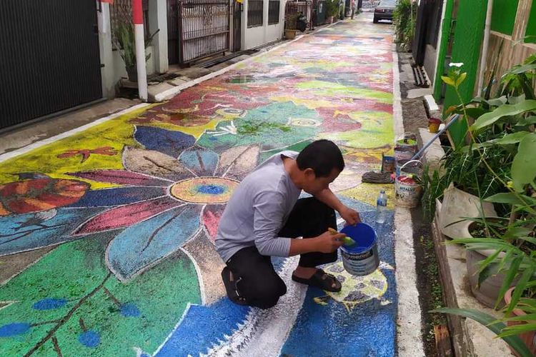 Warga tampak melukis mural di Jalan setapak sepanjang 140 meter dengan lebar empat meter di Jalan Santosa Asih IV RT 8 RW 5 Kelurahan Cipamokolan, Kecamatan Rancasari, Kota Bandung, untuk menyambut HUT ke-75 RI pada 17 Agustus 2020. 