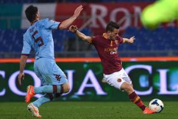 Gelandang AS Roma Alessandro Florenzi (kanan) melepaskan tembakan yang berujung gol ke gawang Torino, pada lanjutan Serie-A, di Olimpico, Selasa (25/3/2014).