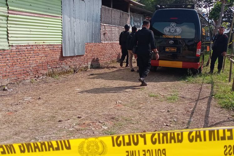 Tim Gegana Brimob dan Bidlabfor Polda Jatim datangi lokasi ledakan di Kota Batu, Jawa Timur pada Kamis (22/6/2023).