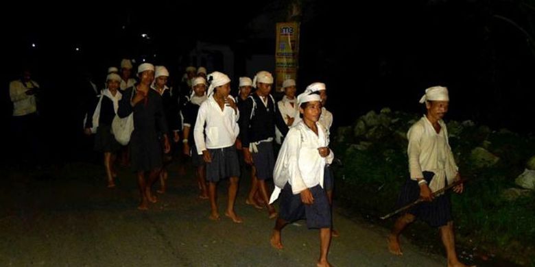 Seba Baduy
Warga Baduy Dalam berjalan kaki dari permukiman mereka di Desa Kanekes, Kecamatan Leuwidamar, Kabupaten Lebak, Banten, Jumat (28/4/2017) sekitar pukul 05.30 untuk melakukan Seba Baduy. Tradisi tahunan warga Baduy itu dilakukan dengan berdoa dan membawa hasil bumi untuk kepala daerah setempat. 