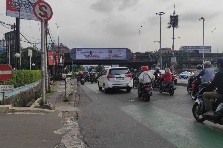 Lampu merah perempatan Jalan RS Fatmawati yang tampak ramai lancar di jam pulang kerja, Kamis (23/3/2023). 