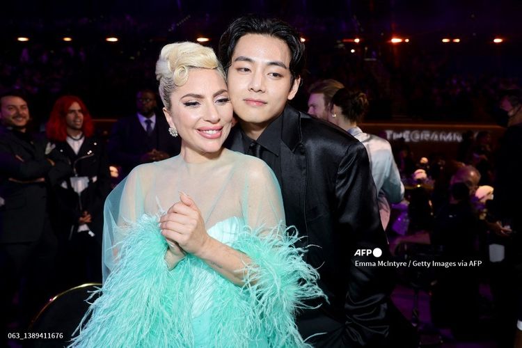 LAS VEGAS, NEVADA - APRIL 03: (L-R) Lady Gaga and V of BTS attend the 64th Annual GRAMMY Awards at MGM Grand Garden Arena on April 03, 2022 in Las Vegas, Nevada.   Emma McIntyre/Getty Images for The Recording Academy/AFP (Photo by Emma McIntyre / GETTY IMAGES NORTH AMERICA / Getty Images via AFP)
