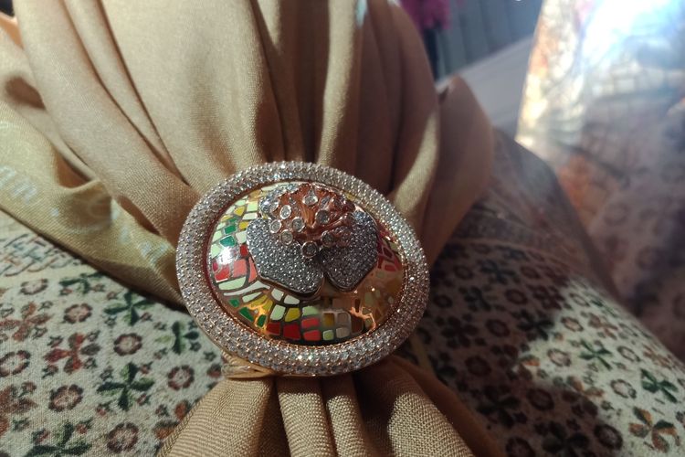 Hijab Collection, koleksi perhiasan emas karya desainer Ivan Gunawan yang dibuat untuk para perempuan berhijab.