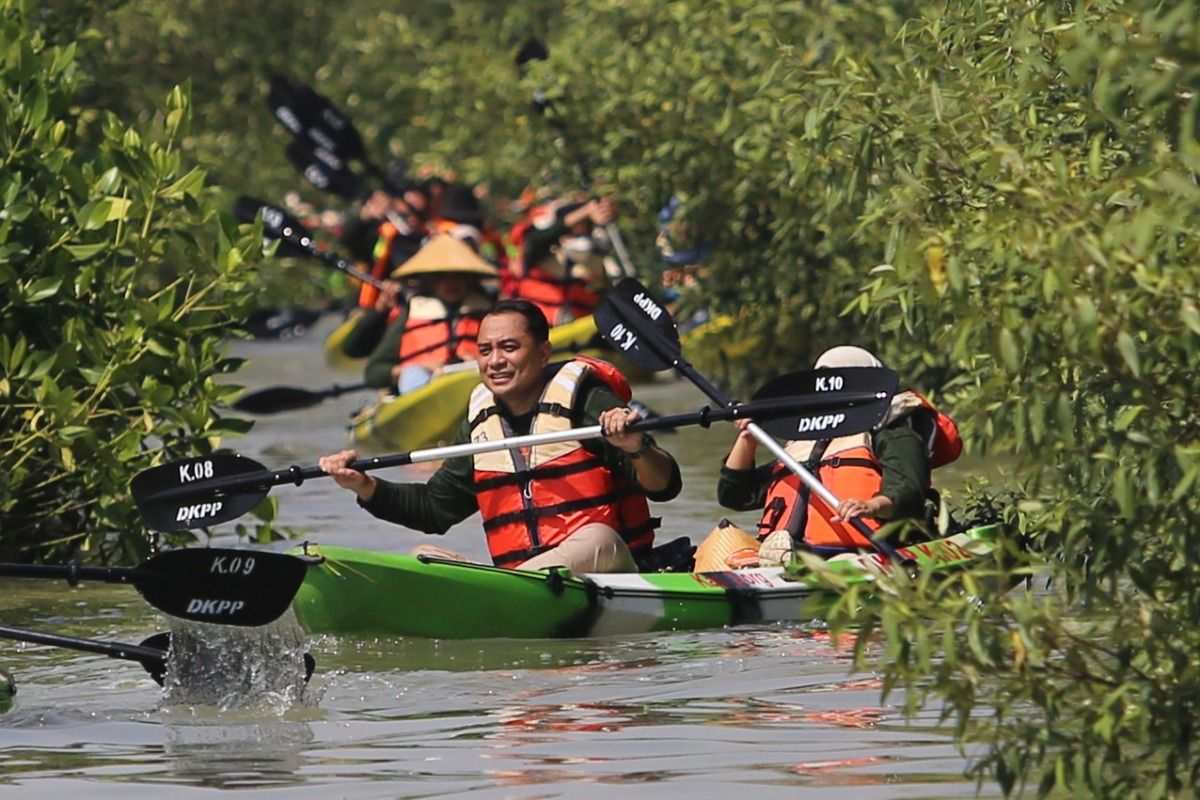 Wali Kota Surabaya Eri Cahyadi melaunching wahana wisata Romokalisari Adventure Land, Minggu (25/9/2022).